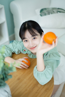 美女张开双腿摸尿口